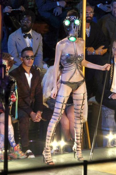 Si gira una scena ambientata durante una sfilata di moda un po&#39; particolare. L&#39;interpretazione di Hamilton  dietro gli occhiali scuri